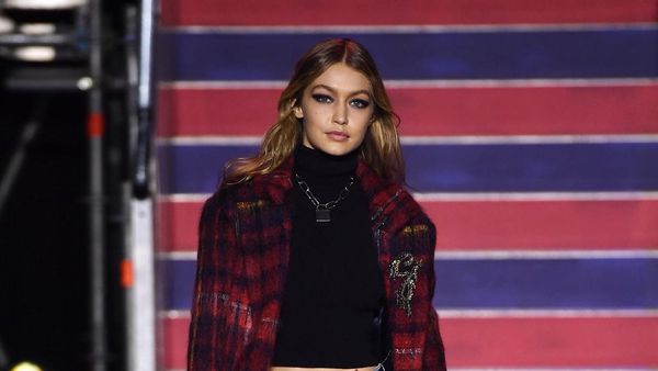 Sibling Goals! Gigi, Bella & Anwar Hadid Sepanggung di London Fashion Week