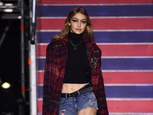 Sibling Goals! Gigi, Bella & Anwar Hadid Sepanggung di London Fashion Week