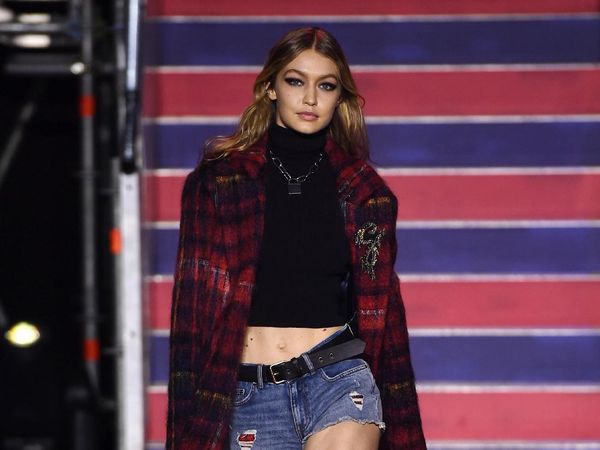 Sibling Goals! Gigi, Bella & Anwar Hadid Sepanggung di London Fashion Week