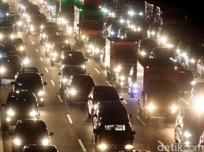 Penampakan Macet di Tol JORR Menuju Jagorawi