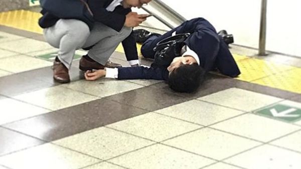 Instagram Ini Rekam Karyawan di Jepang Hobi Terkapar di Jalan