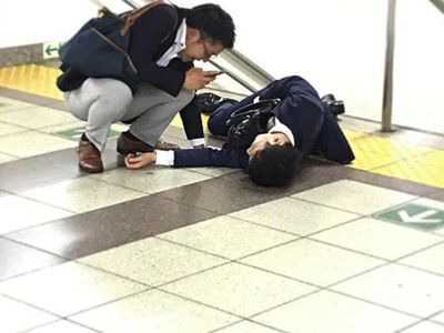 Instagram Ini Rekam Karyawan di Jepang Hobi Terkapar di Jalan
