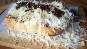 Enaknya Malam Ini Ngemil Roti Bakar Klasik dan Kekinian yang Gurih Manis