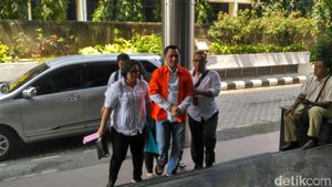 Foto: Tangan Diborgol, Trio Bos First Travel Diperiksa Bareskrim