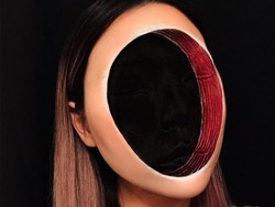 Trik Makeup Mengerikan, Wanita Ini Jadi Tak Punya Wajah