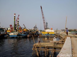 Menteri Bambang Tinjau Proyek Tanggul Laut Pengaman Jakarta