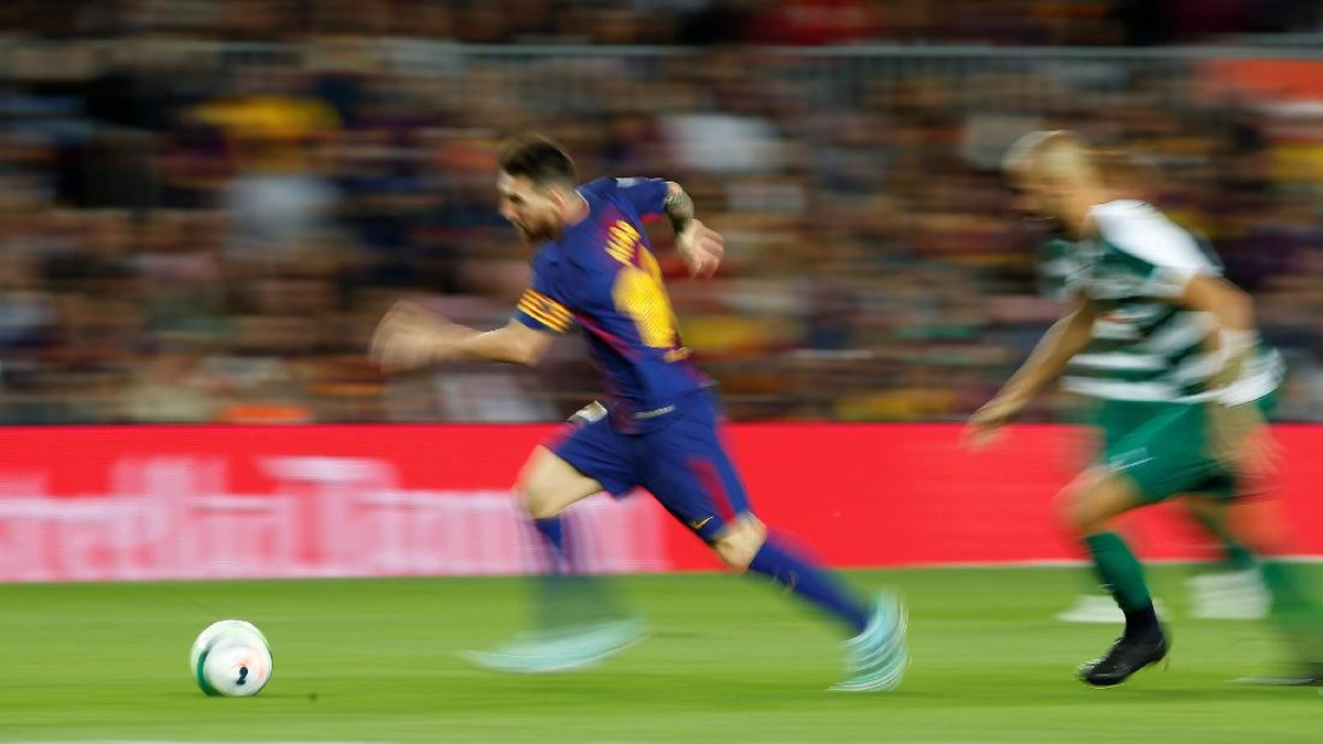 Aksi Lionel Messi saat melawan Eibar (Foto: Albert Gea/Reuters)