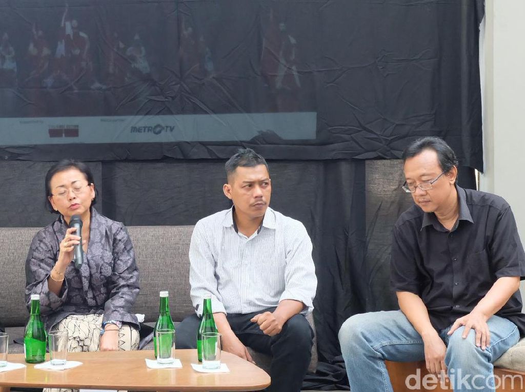 Auguste Soesastro Bikin Kostum Khusus untuk Pentas Dionysus Auguste Soesastro Bikin Kostum Khusus untuk Pentas Dionysus