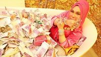 Bukan Bos Travel, Ini Sosialita Malaysia yang Mandi Tumpukan Uang di Bathtub