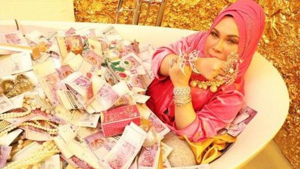Bukan Bos Travel, Ini Sosialita Malaysia yang Mandi Tumpukan Uang di Bathtub