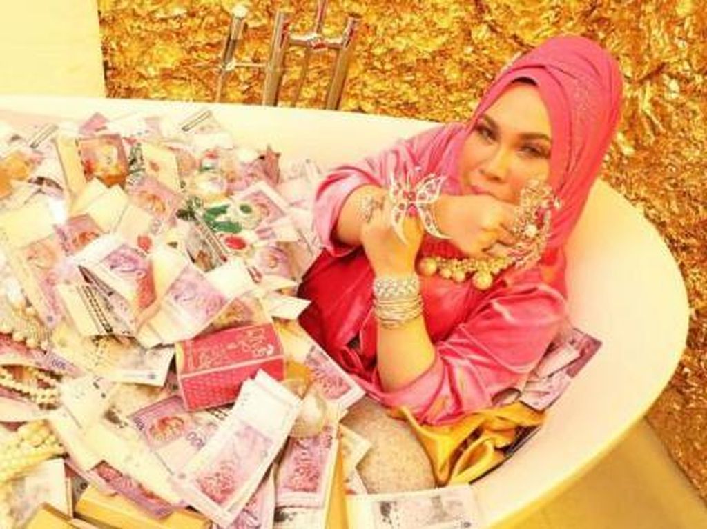 Bukan Bos Travel, Ini Sosialita Malaysia yang Mandi Tumpukan Uang di Bathtub
