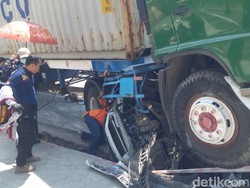 Truk Kontainer Gilas Mobil di Semarang, Sopir Masih Terjepit