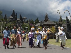 Pura Besakih Dipercantik, Megawati Pesan Jangan Sampai Sampah Berserakan Lagi