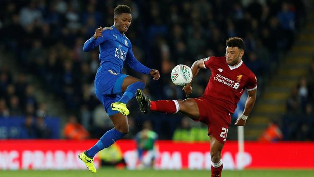 Pemain Leicester Demarai Gray berebut bola dengan Alex Oxlade Chamberlain dari Liverpool. (