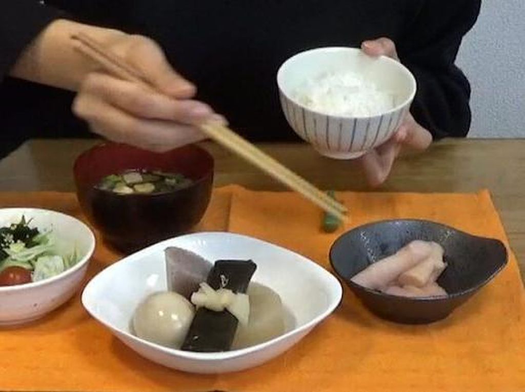 Saat Bersantap di Resto Jepang, 10 Hal Ini Terlarang Dilakukan dengan Sumpit (1)