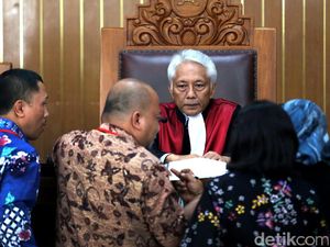 Eksepsi KPK Ditolak, Hakim Tegaskan Praperadilan Novanto Sah Eksepsi KPK Ditolak, Hakim Tegaskan Praperadilan Novanto Sah
