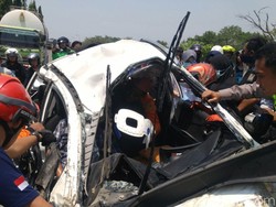 Evakuasi Sopir Mobil yang Digilas Truk Kontainer Berlangsung Dramatis