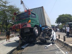Kecelakaan Truk Kontainer Gilas Mobil di Pantura Semarang