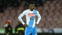 Amadou Diawara adalah gelandang 21 tahun asal Napoli. Dia layak mengisi posisi gelandang dalam starting XI pemain muda berbakat. (Foto: Francesco Pecoraro/Getty Images)