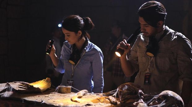 Julie Estelle menjadi arkeolog di Gerbang Neraka.