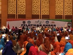 Di Hadapan Ribuan Guru PAUD, Jokowi dan Iriana Joget Maumere