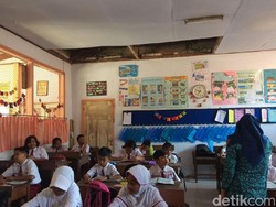 Atap Kelas SDN Patrang 1 Ambrol Timpa Empat Siswa
