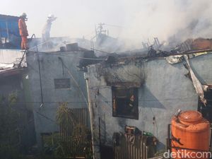 Rumah Terbakar di Gandok Bandung, 1 Orang Luka Tersetrum