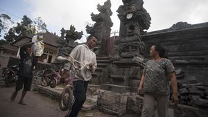 Ramai-ramai Bawa Kulkas Hingga Sepeda Menjauh dari Gunung Agung