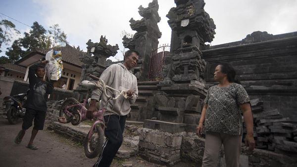 Ramai-ramai Bawa Kulkas Hingga Sepeda Menjauh dari Gunung Agung