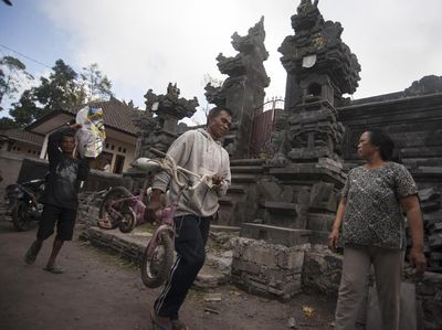 Ramai-ramai Bawa Kulkas Hingga Sepeda Menjauh dari Gunung Agung