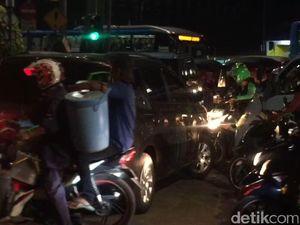 Semrawutnya Simpang Slamet Riyadi Matraman, Mobil Damkar Terjebak