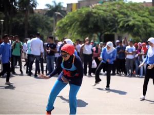 Mahasiswi Berhijab Mesir Jadi Viral karena Menari Zumba di Tengah Jalan