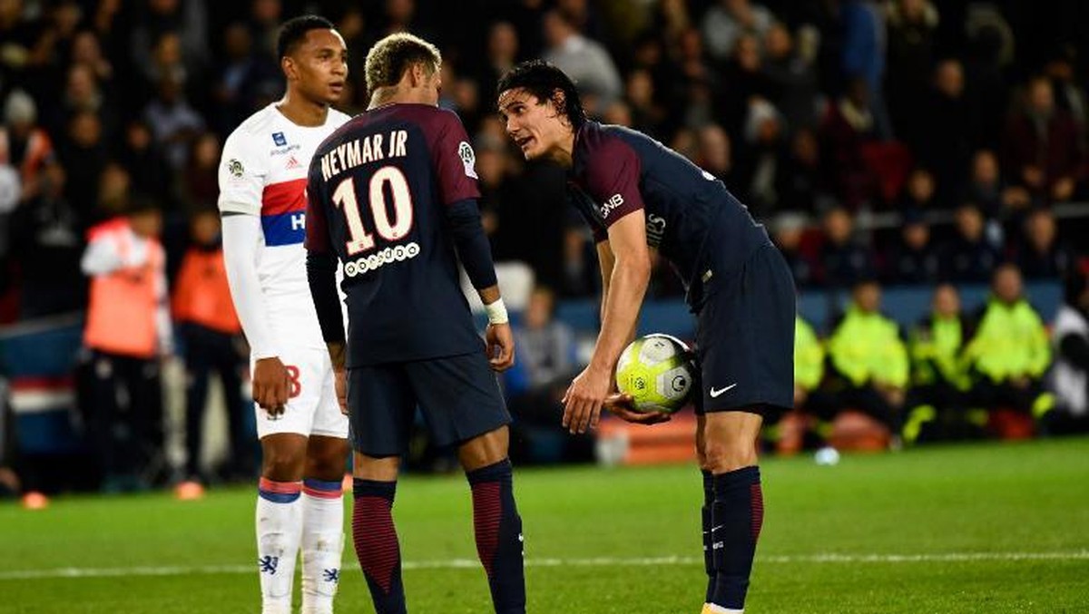 Neymar dan Edinson Cavani sedang jadi sorotan karena rebutan mengeksekusi bola mati (Foto: CHRISTOPHE SIMON/AFP PHOTO)