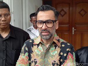 Ciuman Jadi Cara Jeremy dan Ina Thomas Kuatkan Axel Matthew