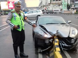 Pengemudi Aston Martin Tabrak Separator Busway karena Meleng