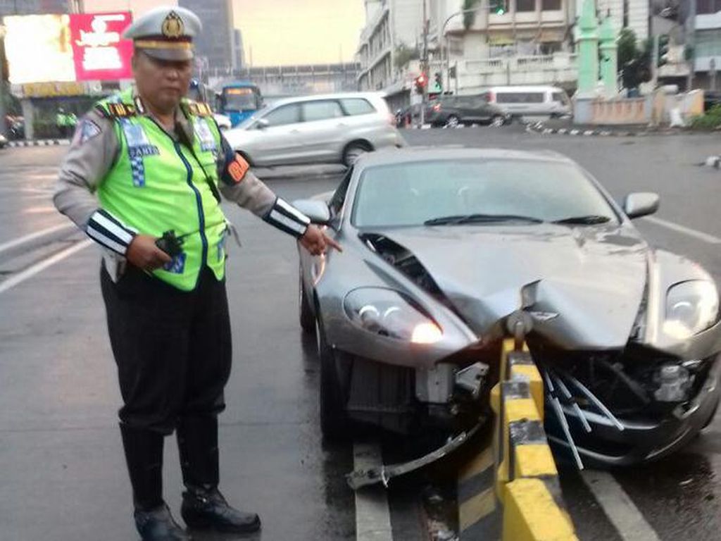 Bruuk! Sedan Aston Martin Tabrak Separator Busway di Harmoni Bruuk! Sedan Aston Martin Tabrak Separator Busway di Harmoni