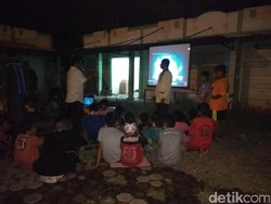 Anak-anak Ikut Nobar Film G30S/PKI di Banda Aceh