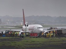Hujan Deras, Pesawat Maskapai India Terperosok ke Lumpur