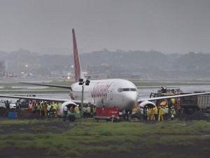 Hujan Deras, Pesawat Maskapai India Terperosok ke Lumpur Hujan Deras, Pesawat Maskapai India Terperosok ke Lumpur