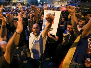 Polisi Spanyol Tangkap Menteri Katalan, Warga Barcelona Turun ke Jalan