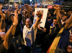 Polisi Spanyol Tangkap Menteri Katalan, Warga Barcelona Turun ke Jalan