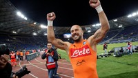 Kemenangan atas Lazio memastikan Napoli menguasai klasemen sementara dengan perolehan 15 poin, sama dengan Juventus di bawahnya tapi unggul selisih gol. REUTERS/Ciro De Luca.