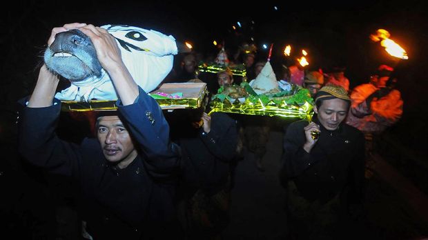 Sejumlah warga membawa kepala kerbau dan sesaji tumpengan untuk di larung ke puncak gunung Merapi saat prosesi ritual sedekah gunung Merapi di Selo, Boyolali, Jawa Tengah, Rabu (20/9) malam. Ritual sedekah gunung tersebut dilakukan untuk memperingati 1 Muharram atau 1 Sura pada penanggalan Jawa dengan memohon perlindungan kepada Tuhan Yang Maha Esa bagi warga lereng gunung Merapi terhindar dari segala mara bahaya bencana. ANTARA FOTO/Aloysius Jarot Nugroho/foc/17.