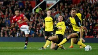 Babak pertama berakhir dengan keunggulan MU 3-0, setelah Jesse Lingard mengukir namanya di papan skor di menit 36. REUTERS/Andrew Yates.