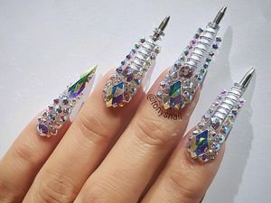 Nggak Perlu Cari Pulpen, Kuku Bisa Jadi Alat Tulis dengan Nail Art Unik Ini