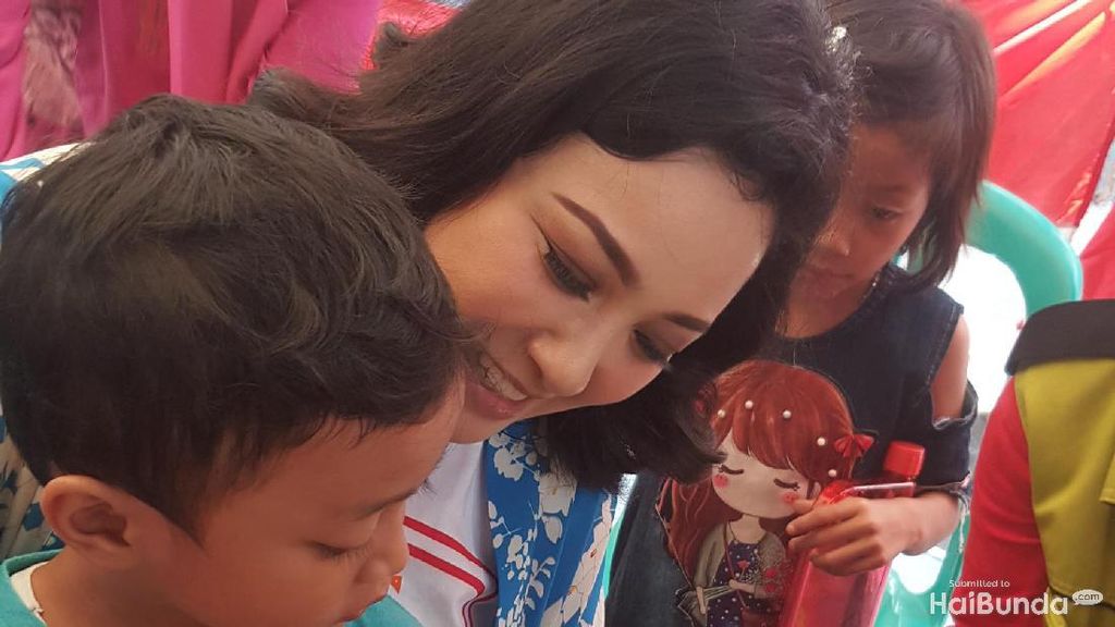 Foto: Aksi Agni Pratistha Saat Jadi Kader Posyandu Foto: Aksi Agni Pratistha Saat Jadi Kader Posyandu