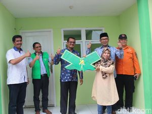 Ridwan Kamil Serahkan Bantuan Rumah Bagi Korban Banjir dari Netizen