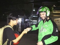 Benarkah Bule ini Driver Go-Jek?