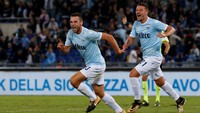 Bertandang ke Stadion Olimpico, Kamis (21/9/2017) dinihari WIB, Biancoceleste membuka keunggulan melalui gol Stefan De Vrij. Keunggulan Lazio itu bertahan sampai paruh jeda. REUTERS/Ciro De Luca.