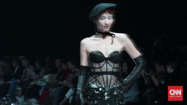 Bustier Eddy Betty kini tampil lebih dramatis.